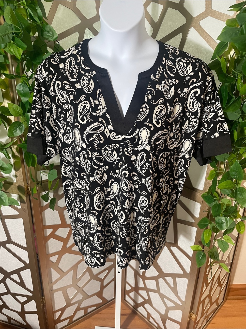 JM Collection Paisley V-Neck Short Sleeve Satin Trim Top
